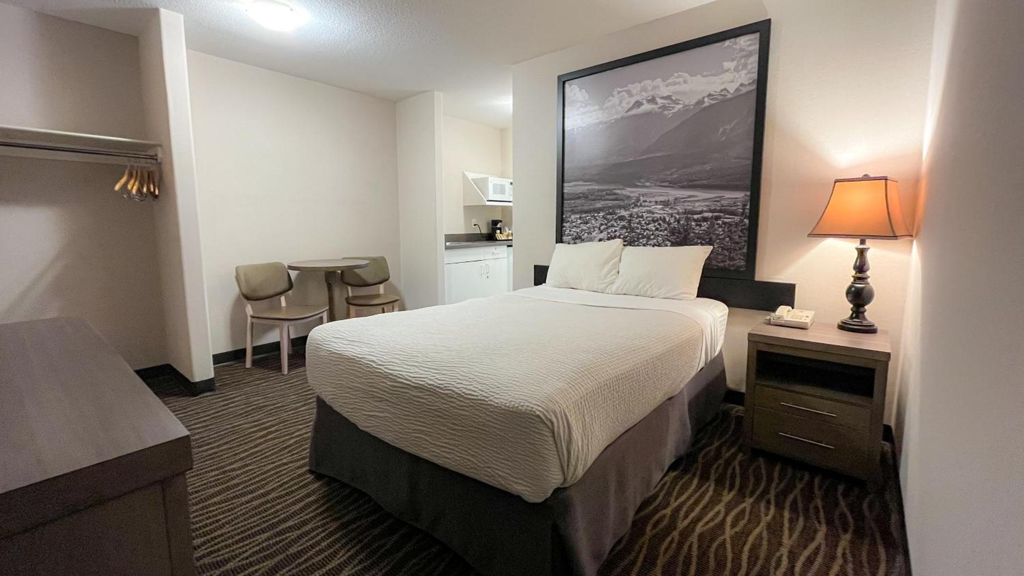 Super 8 By Wyndham Revelstoke Bc Motel Luaran gambar